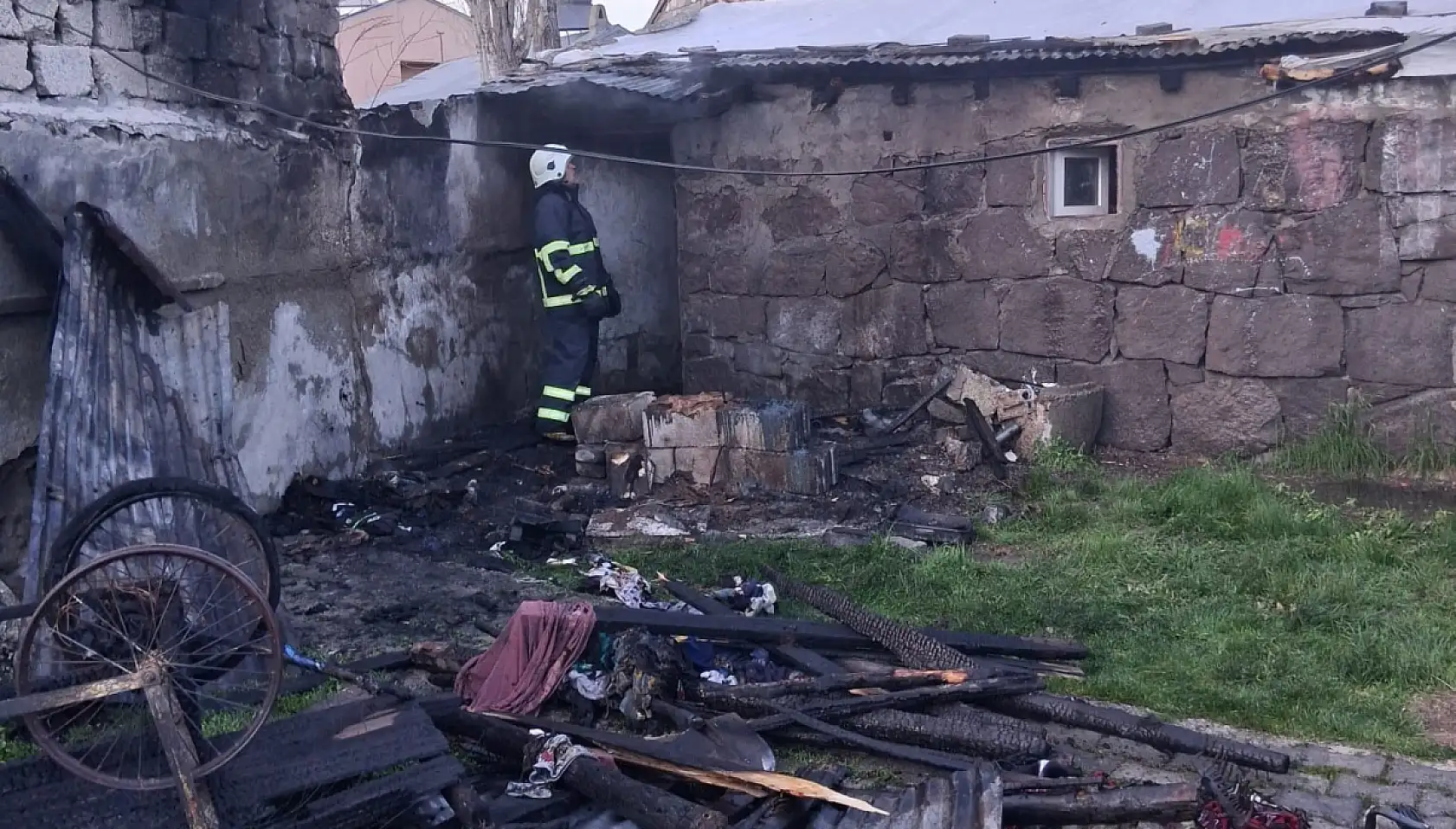 Ağrı'da tandırlık ve kömürlük yangını mahallede paniğe neden oldu