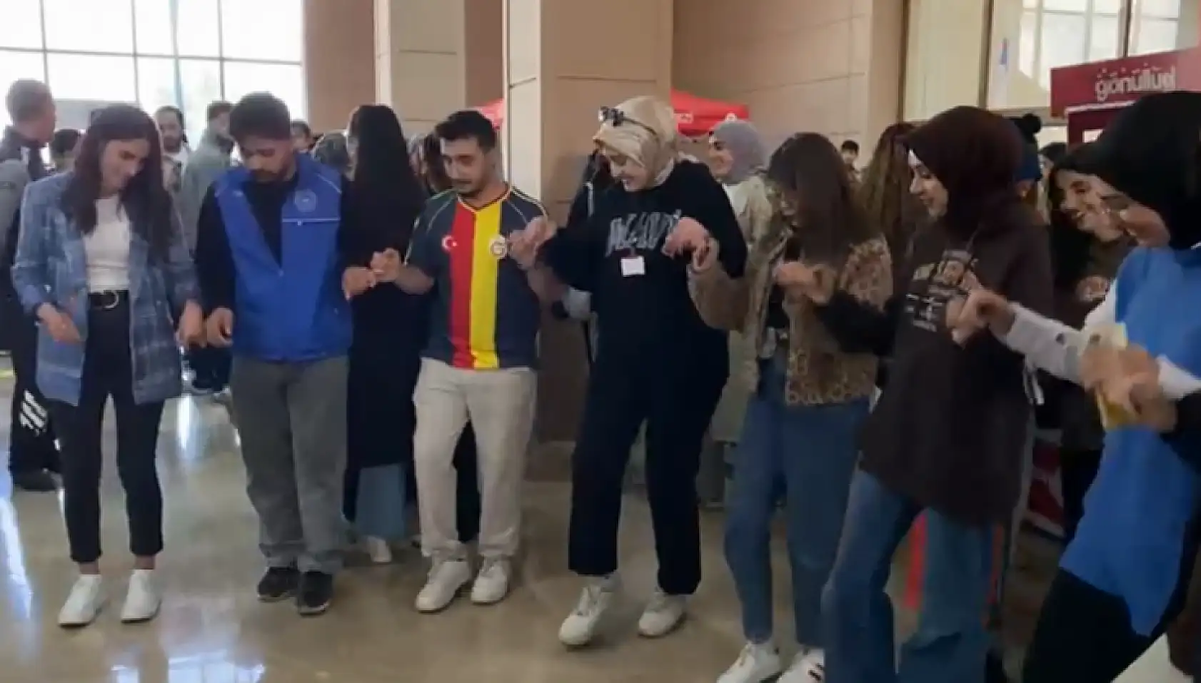 Ağrı'da öğrenciler kulüplerini tanıttı, kampüs şenlik havasına büründü