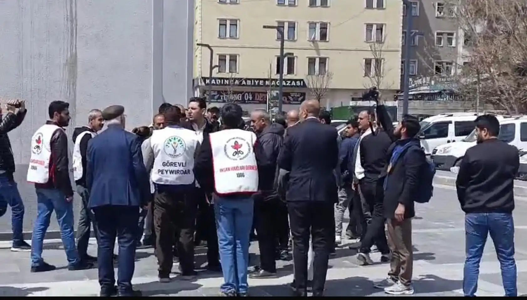 Ağrı'da 1 Mayıs'ta gerginlik! Başkan Aras ile DİSK Başkanı arasında tartışma