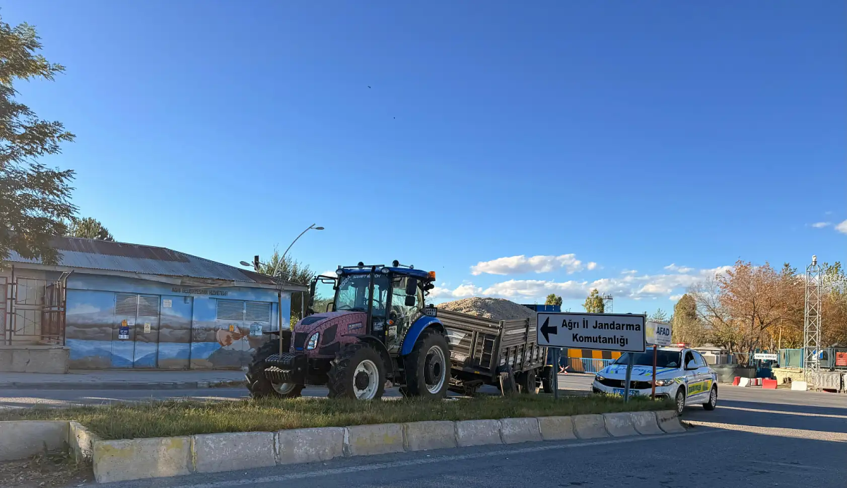 Ağrı'da küspesini taşıyan traktör kaza yaptı
