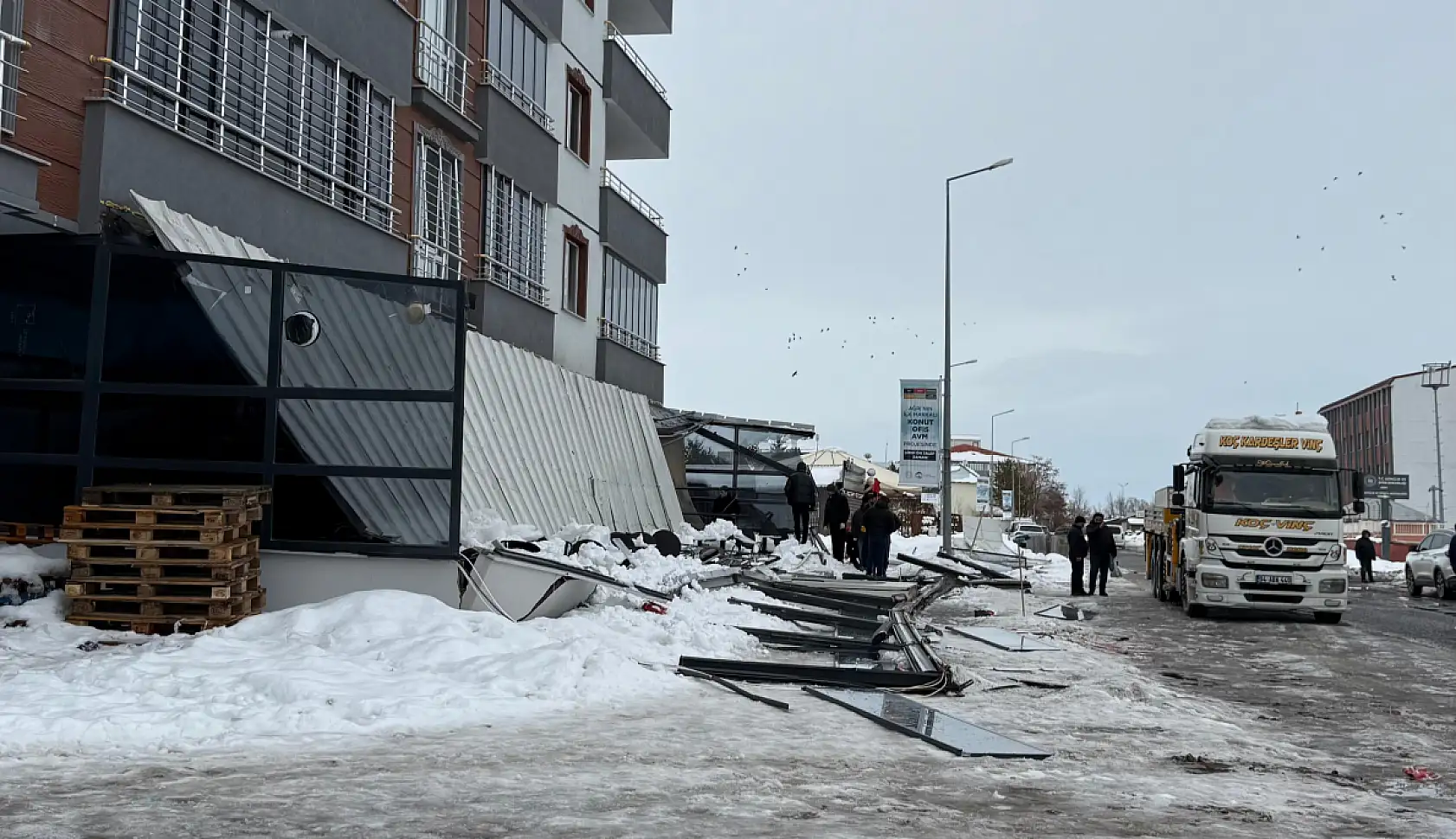 Ağrı'da çatıdan düşen kar kafeyi yerle bir etti