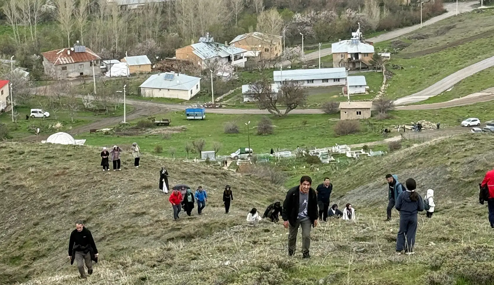 Doğubayazıtlı doğaseverler ters laleler için Gevaş'a gitti