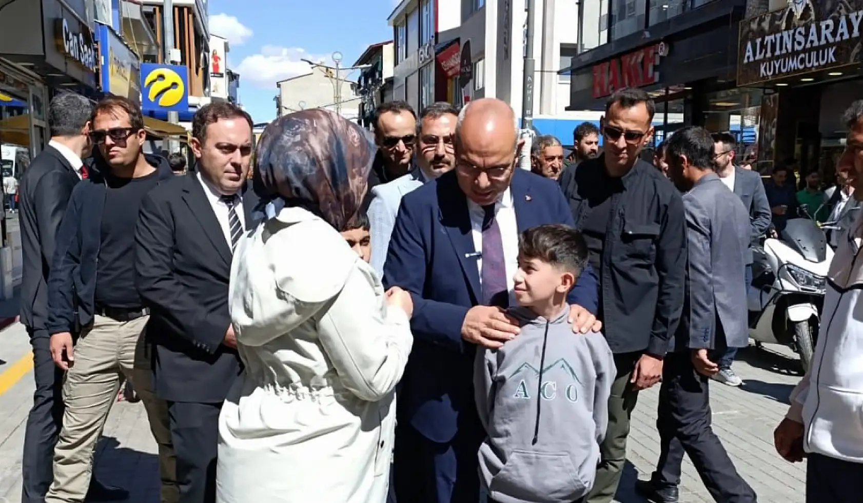 Vali Koç Cumhuriyet Caddesi'nde vatandaşlar ile sohbet etti