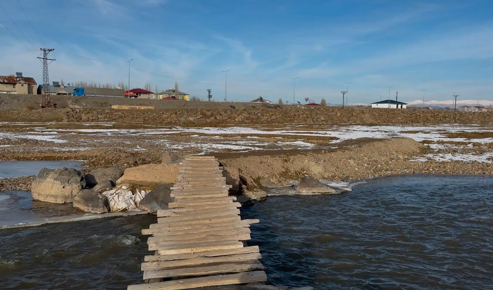 Ağrı'da dondurucu soğuğa direnen köprü
