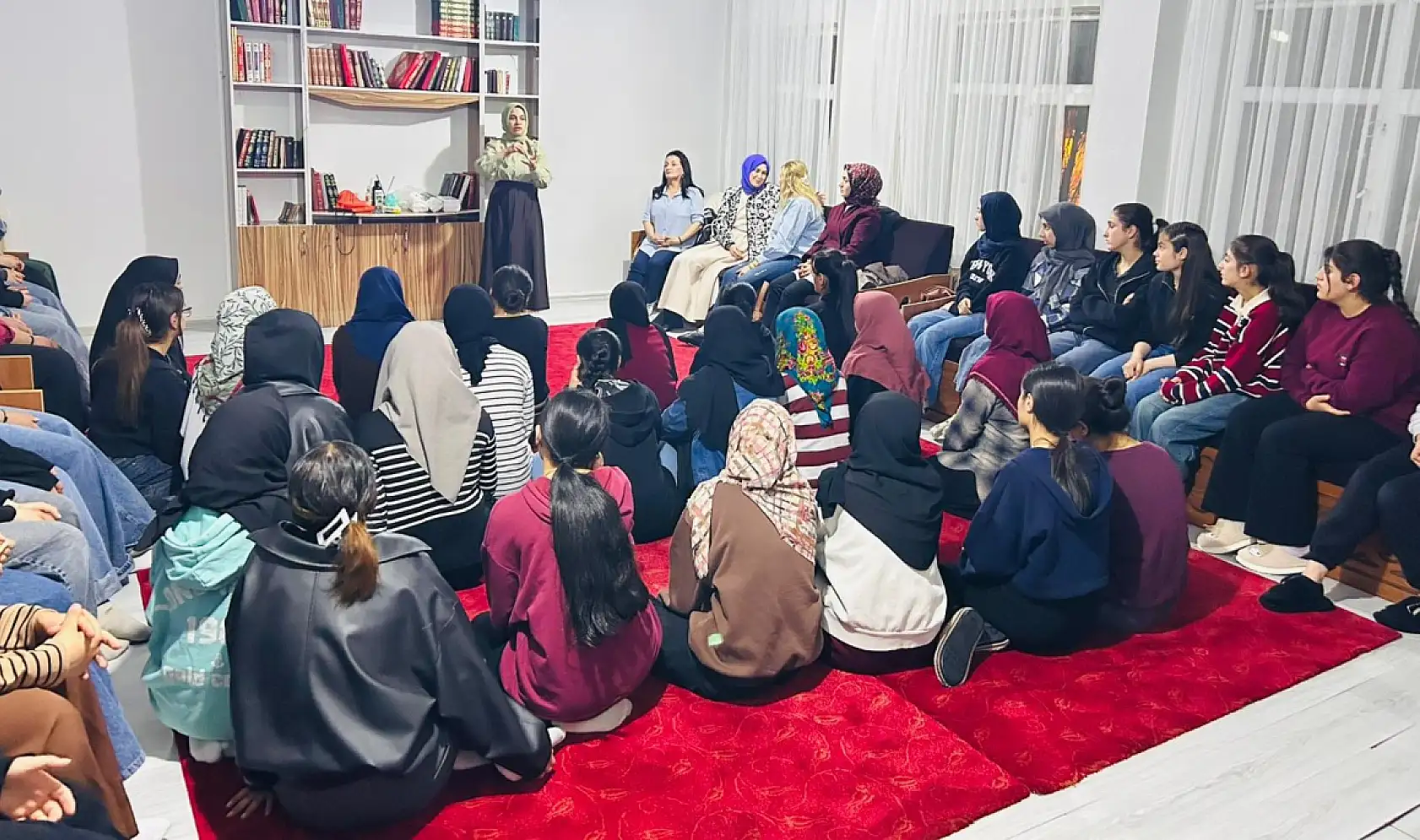 Ağrı'da Kaymakam eşi öğrenciler ile buluştu: hem anlattı hem dinledi