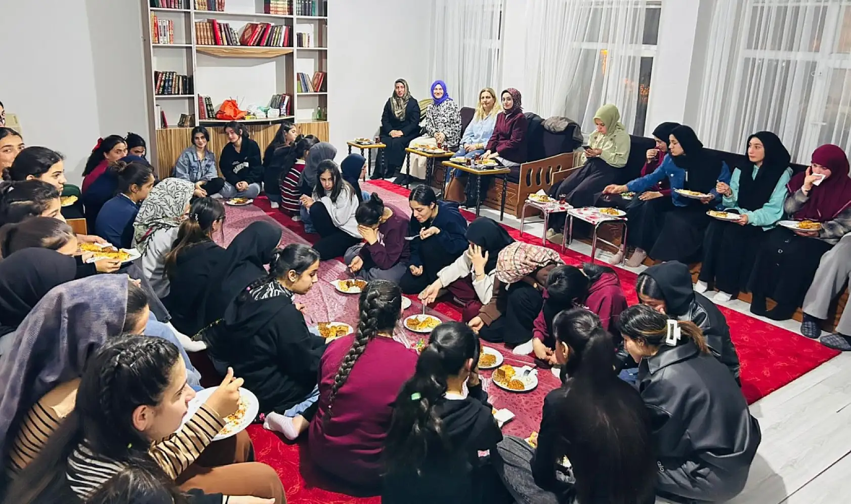 Ağrı'da Kaymakam eşi öğrenciler ile buluştu: hem anlattı hem dinledi