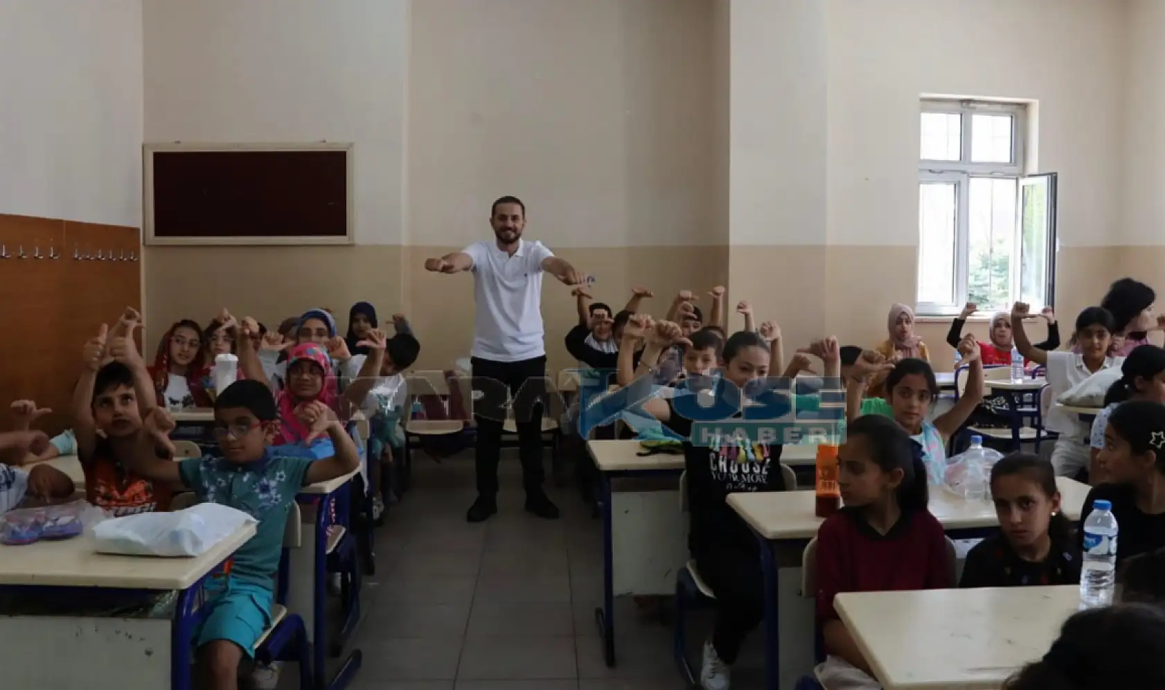 Ağrı'da iyilik buluşması miniklerin yüzünü güldürdü