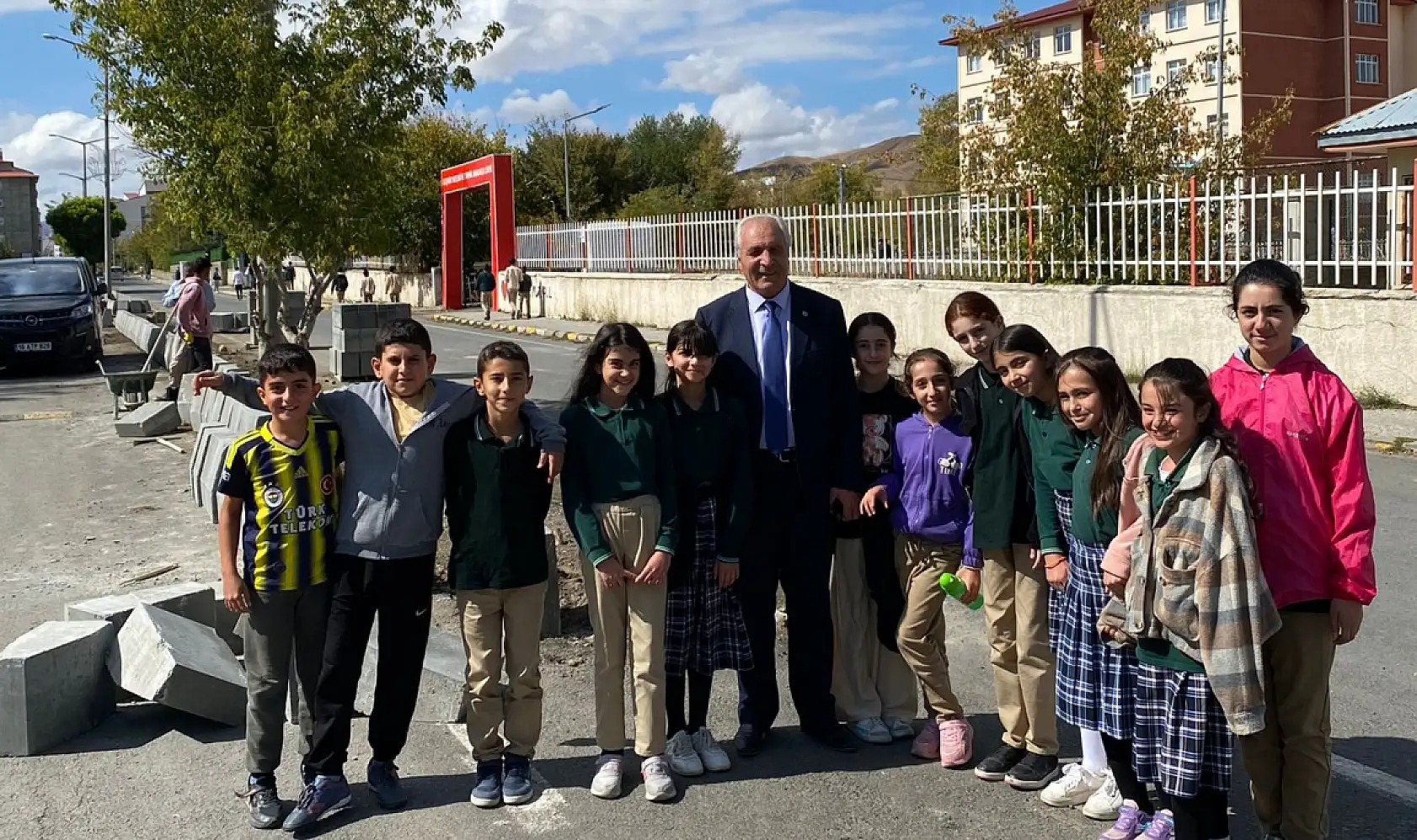 Başkan Yakut, saha çalışmaları sırasında öğrencilerle sohbet etti