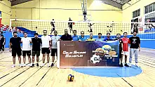 Ağrı'da kamu kurumları voleybol sahasında karşı karşıya geldi
