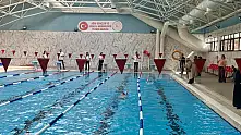 Ağrı'da yüzücüler madalya için kulaç attı!