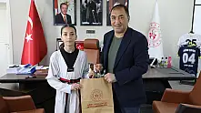 Müdür Çelebi taekwondoda tarihi başarıya imza atan Elif'i tebrik etti