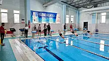 Patnos'ta genç yüzücüler havuzda mücadele etti