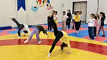 Patnos'ta minik sporcular Amatör Spor Haftası için sahaya çıktı
