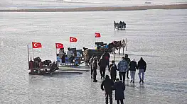 Buz üstünde şölen: Çıldır Gölü kışa renk katacak