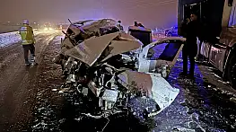 Erzurum'da araç kağıt gibi ezildi: 4 kişi hayatını kaybetti