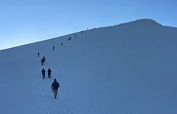20 kişilik Polonyalı dağcı grubu kar fırtınasına rağmen zirveye ulaştı