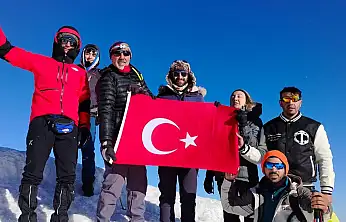 5 bin metrede gurur anı: Türk bayrağı zirvede dalgalandı