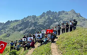 65 kişilik ekip Mamakar Dağı'nın zirvesine Türk bayrağı taşıdı