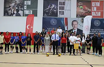 AGAH Projesi voleybol turnuvasında şampiyonlar ödüllerini aldı