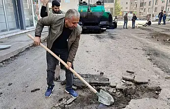 Ağrı Abide Mahallesi'nde yılın son asfalt dökümü gerçekleştiriliyor