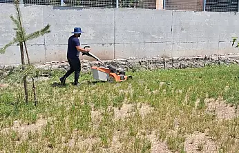 Ağrı Belediyesi ekipleri yeşil alanlarda bakım çalışmalarını sürdürüyor
