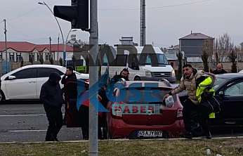 Ağrı çevre yolu girişinde trafik kazası: Ekipler hızla müdahale etti
