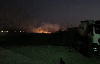 Ağrı çevre yolunda korkutan yangın! alevler geceyi aydınlattı