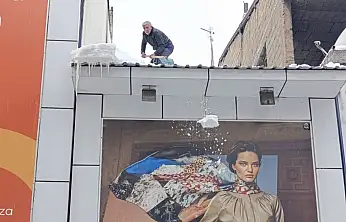 Ağrı Cumhuriyet Caddesi'nde çatı temizliği sürüyor