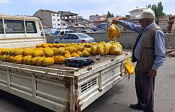 Ağrı'da 3 kavun 150 TL! Kamyonet kasasında mahalle mahalle satılıyor