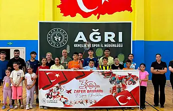 Ağrı'da 30 Ağustos Zafer Bayramı'na özel badminton turnuvası düzenlendi