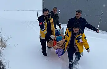 Ağrı'da 82 yaşındaki hastayı ekipler zorlukla yetiştirdiler
