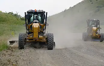Ağrı'da 9,2 kilometrelik köy yolunda asfalt mesaisi hız kesmeden devam ediyor