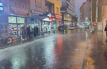 Ağrı'da akşam sağanağı hazırlıksız yakaladı: Vatandaşlar iş yerlerine sığındı