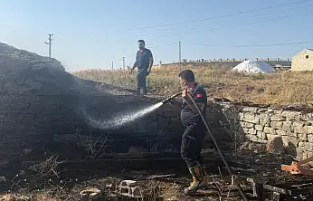 Ağrı'da alevlerin arasından hayvanlarını kurtardılar
