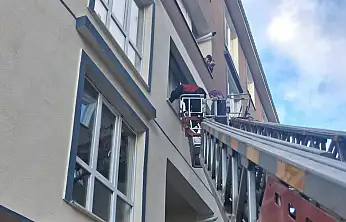 Ağrı'da anahtarı evde unuttu, küçük çocuk 3. katta mahsur kaldı