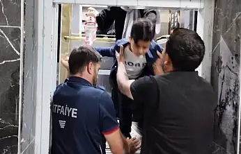 Ağrı'da asansörde mahsur kalan anne ve oğlu kurtarıldı