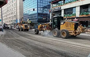 Ağrı'da aynı anda kazılan yollar trafiği kilitledi