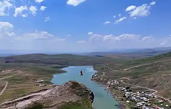 Ağrı'da belgeselleri aratmayan görüntü! Kartal yılanla gökyüzünde süzüldü
