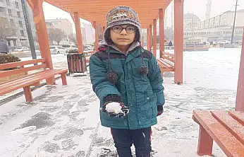 Ağrı'da beyaz örtüyü gören çocuklar kar topu oynayarak eğlendi