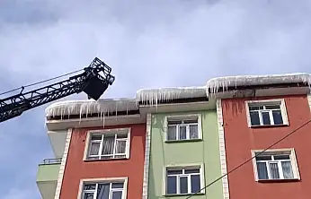 Ağrı'da buz sarkıtları tek tek temizleniyor