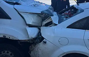 Ağrı'da buzlanma nedeniyle zincirleme trafik kazası