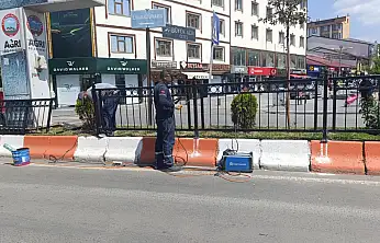 Ağrı'da caddelerde demir korkuluk dönemi başladı