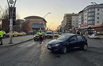 Ağrı'da çarpma anı korkuttu: Sürücü ve vatandaşlar yardıma koştu