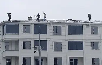 Ağrı'da çatıda biriken karlar temizlenmeye devam ediyor