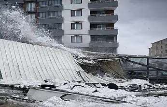 Ağrı'da çatıdan düşen kar kafeyi yerle bir etti