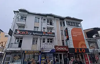 Ağrı'da çatılarda biriken kar kütleleri erimeye başladı