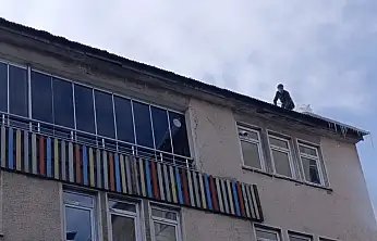 Ağrı'da çatılarda kar mesaisi