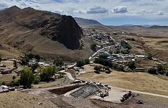 Ağrı'da çocukların eğitimi için tepeyi tıraşlayıp okul yeri açtılar