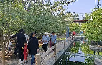 Ağrı'da çöl sıcağında vahayı bulmuş gibi serinliyorlar