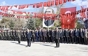 Ağrı'da Cumhuriyet Bayramı çelenk sunma töreniyle kutlandı